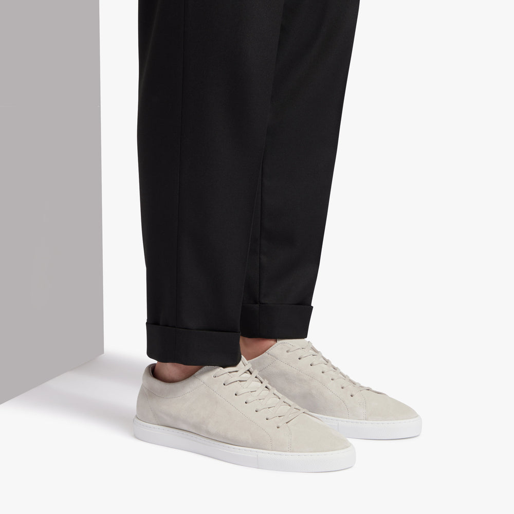 Relaxed Sneaker Oyster Suede on foot