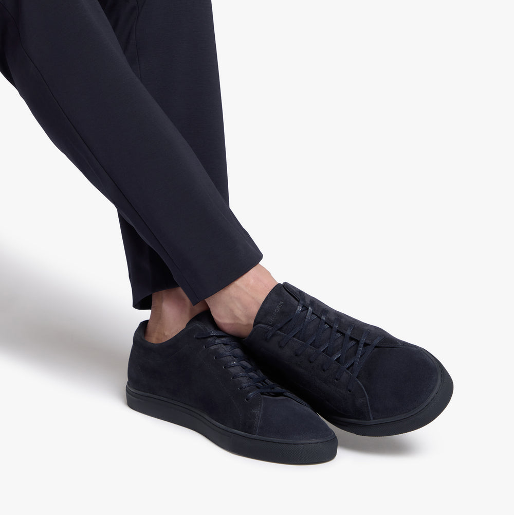 Relaxed Sneaker Triple Indigo Suede on foot