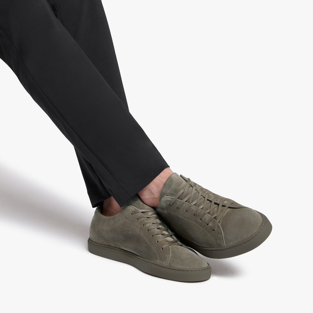 Relaxed Sneaker Triple Truffle Suede on foot