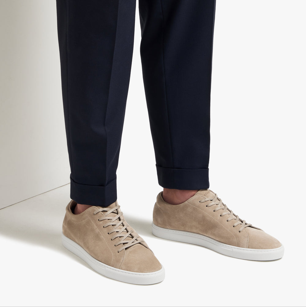 Relaxed Sneaker Sand Suede on foot