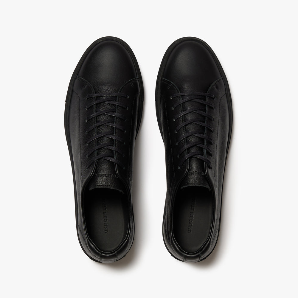 Men's Relaxed Sneaker Triple Black heel and tongue detail