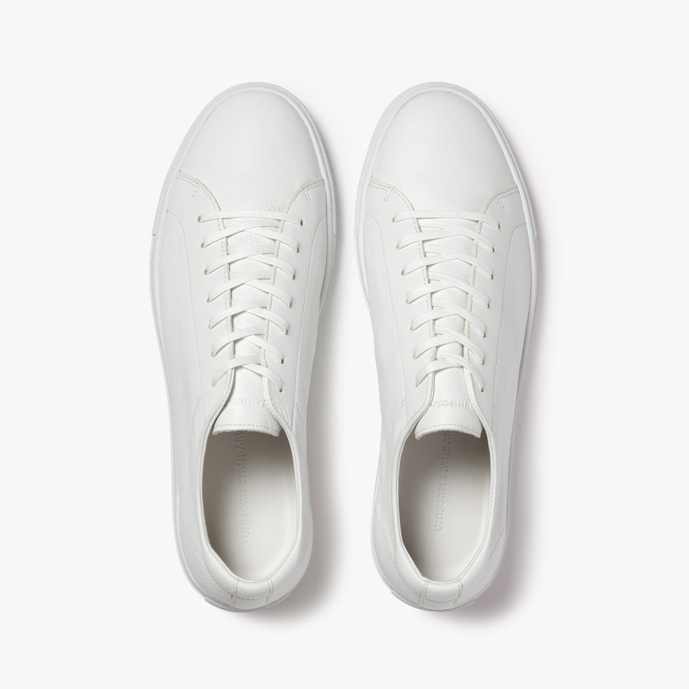 Men's Relaxed Sneaker Triple White heel and tongue detail