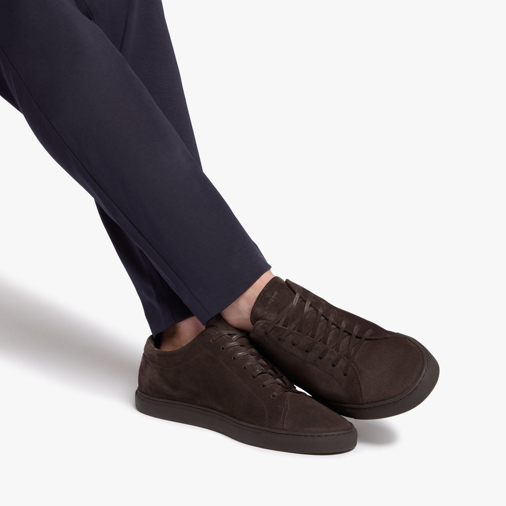 Relaxed Sneaker Triple Chocolate Suede on foot